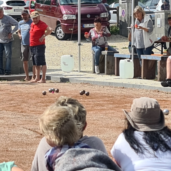 DAS TEAM DER FRECHEN FREUNDE SCHIEBT DAS SCHWEINCHEN DURCH DEN SANDKASTEN